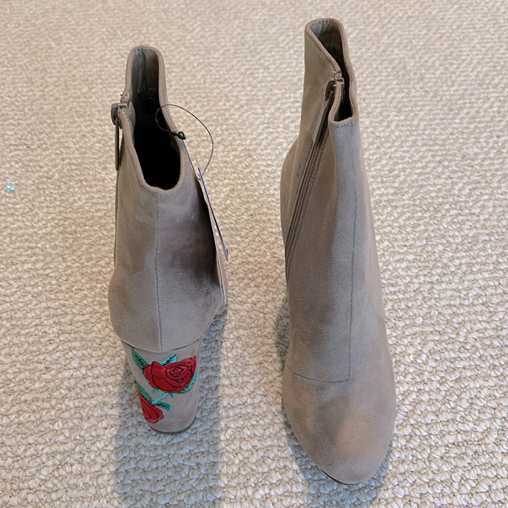 BRAND NEW Room of Fashion; Size 7; beige suede ankle boots